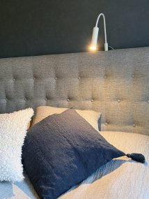 Artic Flex Wit leeslamp Van Aneta Lighting - Wordt geleverd met een ge&iuml;ntegreerde led-lichtbron met dimfunctie die gemakkelijk bereikbaar is op de lampkop.