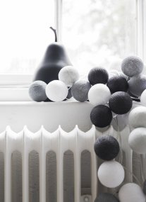 Irislights Graphic Grey 35 bollar Grijs Van Irislights - De lichtslinger bestaat uit een kunststof snoer met handgemaakte bolletjes van katoen en polyesterdraad die een zacht licht verspreiden.