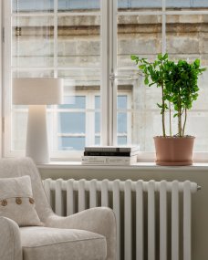Linum 50cm Wit Van By Rydéns - De linnen stof zorgt voor een warm en aangenaam licht, terwijl de ingebouwde anti-verblindingsbescherming een zachte lichtverspreiding garandeert en een gezellige sfeer in de kamer cre&euml;ert.