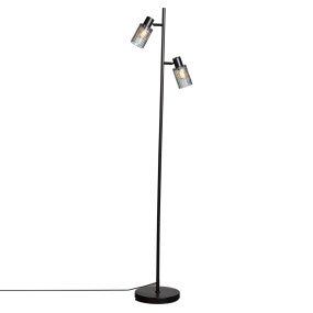 Kiera 2 Zwart/Rookkleurig vloerlamp Van Cottex - Het getinte glas zorgt voor een zacht en sfeervol licht, terwijl de geribbelde structuur een prachtig lichtspel cre&euml;ert.