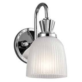 Cora Ø13 Gepolijst chroom badkamerlamp Van Elstead Lighting - Het klokvormige glas met geribbelde details en geëtste binnenkant zweeft prachtig op de Het gepolijste chromen frame creëert een verfijnde en stijlvolle lichtbron voor badkamers.