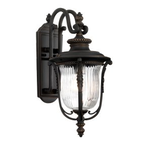 Luverne Bronzen buitenlamp Van Elstead Lighting - Dankzij de IP44-classificatie is hij ideaal voor gebruik buitenshuis, bijvoorbeeld bij de entree of op de veranda.
