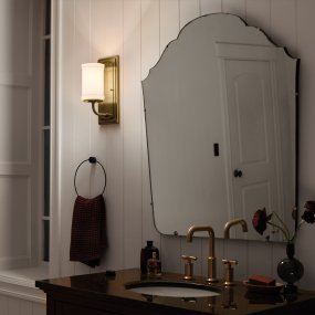 Vetivene 30cm Messing Van Elstead Lighting - Het stalen frame met een messing afwerking zorgt voor een exclusieve uitstraling, terwijl het cilindrische opalen glas een zacht en aangenaam licht verspreidt.