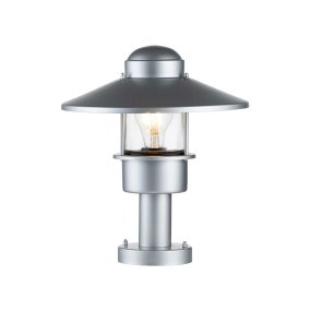 Klampenborg 32cm Zilver Van Elstead Lighting - Tillverkad av rostfritt st&aring;l i silverfinish och glas, erbjuder den en robust konstruktion som st&aring;r emot v&auml;der och vind.