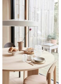 Hatto Ø65 Wit hanglamp Van OYOY - De Hatto hanglamp in het wit heeft een stijlvol design met een matte afwerking, elegante messing details en een textielsnoer.