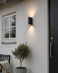 Tor Duo Antraciet buitenlamp Van Lampan - Lampan lyser fint ner och upp p&aring; v&auml;ggen och skapar en h&auml;rlig atmosf&auml;r.