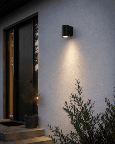 Oden Single Zwart buitenlamp Van Lampan - Lampan lyser fint ner p&aring; v&auml;ggen och skapar en h&auml;rlig atmosf&auml;r.