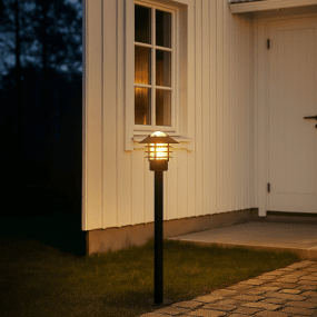 Ystad 100cm Zwart lichtpaaltjes Van Nordic Lighting - Ystad is een klassieke paal in zwart roestvrij staal met heldere glaselementen.