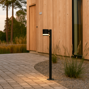 Karlshamn 80cm Zwart lichtpaaltjes Van Nordic Lighting - De lamp verspreidt een zacht licht naar beneden, terwijl het licht ook door de opening stroomt en een subtiele, rondom schijnende gloed cre&euml;ert.