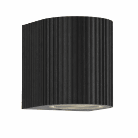 Freja Single Zwart buitenlamp Van Lampan - Gemaakt van zwart gelakt metaal met een decoratieve ribbelstructuur die de lamp een levendige en exclusieve look geeft.
