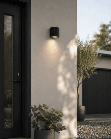 Freja Single Zwart buitenlamp Van Lampan - Gemaakt van zwart gelakt metaal met een decoratieve ribbelstructuur die de lamp een levendige en exclusieve look geeft.