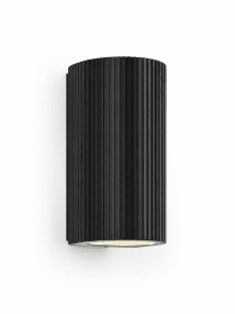 Freja Duo Zwart buitenlamp Van Lampan - Het licht wordt zowel naar boven als naar beneden gericht en cre&euml;ert een prachtig lichteffect dat de gevel accentueert en een uitnodigende indruk geeft.