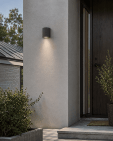 Freja Single Antraciet buitenlamp Van Lampan - Gemaakt van antracietkleurig gelakt metaal met een decoratieve ribbelstructuur die de lamp een levendige en exclusieve look geeft.