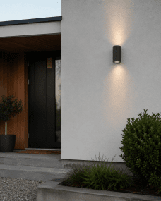 Freja Duo Antraciet buitenlamp Van Lampan - Het licht wordt zowel naar boven als naar beneden gericht en cre&euml;ert een prachtig lichteffect dat de gevel accentueert en een uitnodigende indruk geeft.