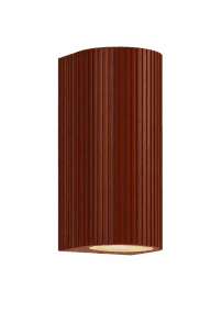Freja Duo Roest buitenlamp Van Lampan - Gemaakt van metaal met een roestbruine/oranje afwerking en een decoratieve ribbelstructuur die de lamp een levendige en exclusieve look geeft.