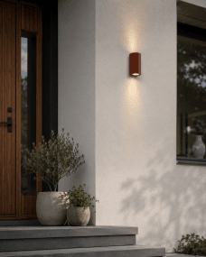 Freja Duo Roest buitenlamp Van Lampan - Gemaakt van metaal met een roestbruine/oranje afwerking en een decoratieve ribbelstructuur die de lamp een levendige en exclusieve look geeft.