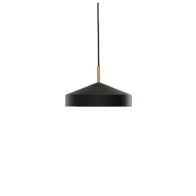 Hatto Ø30 Zwart hanglamp Van OYOY - De Hatto hanglamp in het zwart heeft een stijlvol design met een matte afwerking, elegante messing details en een textielsnoer.