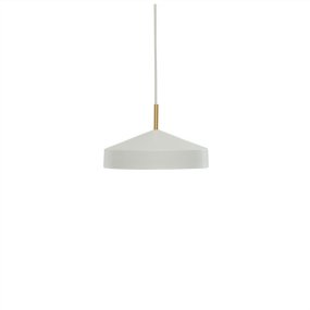 Hatto Ø30 Wit hanglamp Van OYOY - De Hatto hanglamp in het wit heeft een stijlvol design met een matte afwerking, elegante messing details en een textielsnoer.