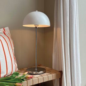 Lago 55cm Chroom Draagbare Van Dyberg Larsen - Den kan anv&auml;ndas b&aring;de inomhus och utomhus och har en batteritid p&aring; upp till &aring;tta timmar per laddning.