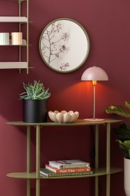 Bonnet 40cm Roze Van Leitmotiv - De poederroze kap in combinatie met elegante messing details zorgt voor een stijlvolle en trendy look, terwijl de lamp een warm en aangenaam licht verspreidt.