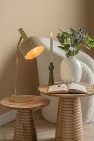 Smart 56cm Beige bureaulamp Van Leitmotiv - De glanzende, geëmailleerde afwerking in een zachte beige tint, samen met elegante gouden details, geeft de lamp een unieke en opvallende look.