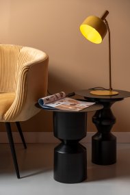 Smart 56cm Geel bureaulamp Van Leitmotiv - De glanzende, geëmailleerde afwerking in een honinggele tint, samen met elegante gouden details, geeft de lamp een unieke en opvallende look.