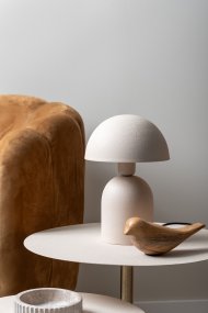 Boaz Mini 30cm Beige Van Leitmotiv - De beige afwerking heeft een gestructureerd, bijna keramisch oppervlak dat de lamp een zachte en levendige uitstraling geeft.