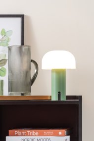 Luca LED 22cm Groente Draagbare Van Leitmotiv - De lamp is gemaakt van metaal met een matte groene afwerking en heeft een melkwitte plastic kap die een zacht en aangenaam licht verspreidt.