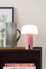 Luca LED 22cm Roze Draagbare Van Leitmotiv - De lamp is gemaakt van metaal met een mooie roze afwerking en heeft een melkwitte plastic kap die een zacht en aangenaam licht verspreidt.