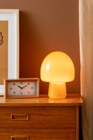 Gozar 27cm Geel tafellamp Van Leitmotiv - Gozar is een stijlvolle glazen tafellamp met een diepgele kap die een warme en uitnodigende gloed verspreidt.