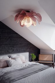 Lou Lou Ø80 Roze plafondlamp Van By Rydéns - Lou Lou is niet alleen een lichtbron, maar ook een kunstwerk in uw huis.