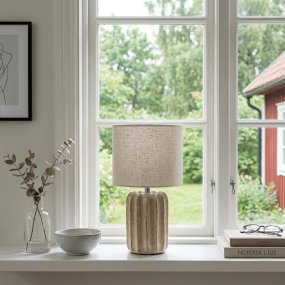 Flint 33cm Beige tafellamp Van Cottex - De lampvoet is gecombineerd met een beige textielen kap, wat een zacht en harmonieus geheel vormt.
