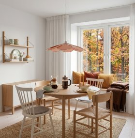 Magnolia Ø80 Roze hanglamp Van Cottex - De lamp heeft een metalen frame en zacht gevormde bladeren, bekleed met roze textiel, wat een prachtig en luchtig silhouet cre&euml;ert.