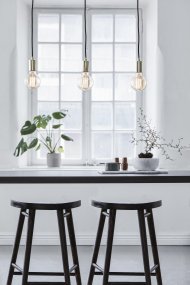 Sky 68cm Messing hanglamp Van Markslöjd - Deze stijlvolle hanglamp van messing is een elegant alternatief voor verlichting boven een eettafel of keuken.