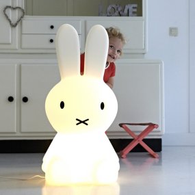Miffy XL Wit kinderlamp Van Mr Maria - Deze prachtige Nijntje XL lamp verlicht elke kamer met vreugde en liefde en is perfect als nachtlampje voor kinderen.