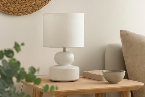 Muschi 36cm Wit Van Nordic Lighting - De Muschi tafellamp heeft een moderne keramische voet met zacht afgeronde vormen en een witte linnen kap.