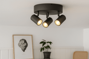 Omega 3 Zwart spot Van Nordic Lighting - Het is aan te raden om het in de hal, keuken of slaapkamer te plaatsen.