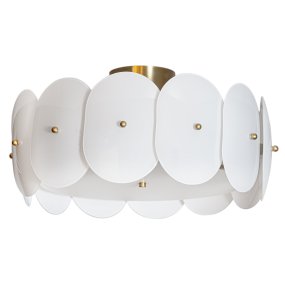 Omlott Ø53 Wit plafondlamp Van By Rydéns - Er is een prachtige plafondlamp omheen gewikkeld en met de messing details voegt het elegantie toe aan de kamer.