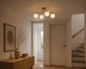 Globi 4 Ø65 Geborsteld messing/wit plafondlamp Van Nordic Lighting - Globi 4 is een elegante plafondlamp die een stijlvolle uitstraling en een zacht, aangenaam licht geeft.