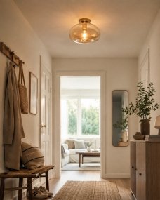 Munc Ø28 Amber plafondlamp Van Lampan - Munc is een elegante plafondlamp die glas en metaal combineert in een zacht en stijlvol ontwerp.