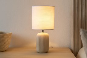 Palizzo 33cm Beige Van Nordic Lighting - De Palizzo tafellamp heeft een beige keramische voet met elegante verticale ribbels en een witte linnen kap.