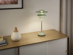 Picasso 35cm Zachte salie tafellamp Van Belid - De tafellamp heeft sobere, felle kleuren die goed te combineren zijn met een klassiek Scandinavisch interieur.