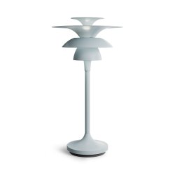 Picasso 35cm IJsblauw tafellamp Van Belid - De tafellamp heeft sobere, felle kleuren die goed te combineren zijn met een klassiek Scandinavisch interieur.