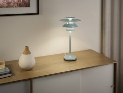 Picasso 35cm IJsblauw tafellamp Van Belid - De tafellamp heeft sobere, felle kleuren die goed te combineren zijn met een klassiek Scandinavisch interieur.
