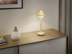 Picasso 35cm Lichte honing tafellamp Van Belid - De tafellamp heeft sobere, felle kleuren die goed te combineren zijn met een klassiek Scandinavisch interieur.