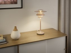 Picasso 35cm Noga tafellamp Van Belid - De tafellamp heeft sobere, felle kleuren die goed te combineren zijn met een klassiek Scandinavisch interieur.