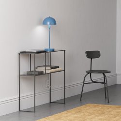 Vienda 48cm Blauw tafellamp Van Herstal - De Vienda tafellamp heeft een klassiek en elegant design, waardoor de lamp jarenlang in huis gebruikt kan worden.