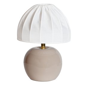 Peach 27cm Beige tafellamp Van Cottex - De witte textielen kap met een prachtig geplooid ontwerp vormt een mooi contrast met de aardse voet en verspreidt een zacht en aangenaam licht.
