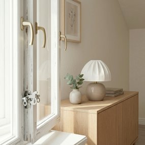 Peach 27cm Beige tafellamp Van Cottex - De witte textielen kap met een prachtig geplooid ontwerp vormt een mooi contrast met de aardse voet en verspreidt een zacht en aangenaam licht.
