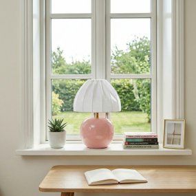 Peach 27cm Roze tafellamp Van Cottex - De witte textielen kap met een prachtig geplooid ontwerp vormt een mooi contrast met de kleurrijke voet en verspreidt een zacht en aangenaam licht.